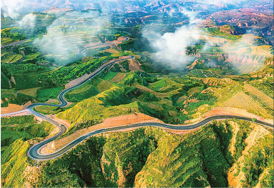 移步换景，邂逅夏日好风光。“太行一号”旅游公路如巨龙般穿梭在崇山峻岭之间，串起如画的山间风景。图为“太行一号”旅游公路榆次段。山西日报通讯员摄