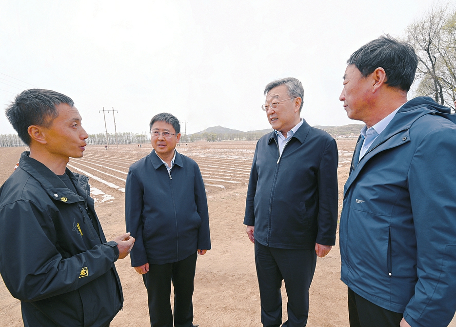 四月二十六日，省委书记唐登杰在和顺县李阳镇泊里村田间地头实地了解春耕春播情况。本报记者史晓波摄
